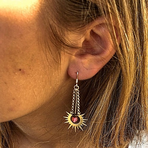 Les boucles sont portées avec de l’Agate rouge