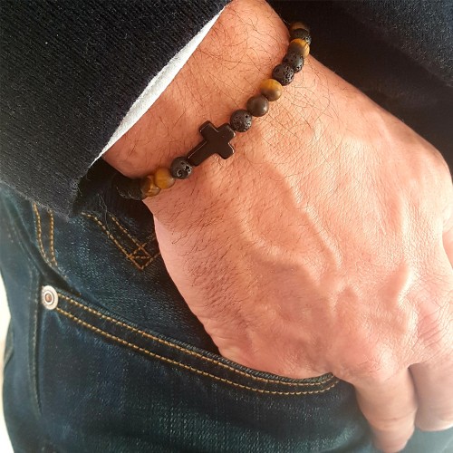 Le bracelet est porté avec de l’œil de tigre jaune, de la pierre de lave et du bois de Santal foncé