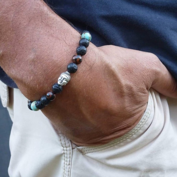 Le bracelet est porté avec de la Turquoise d’Afrique, de la pierre de lave et du bois d’Ebène tigre