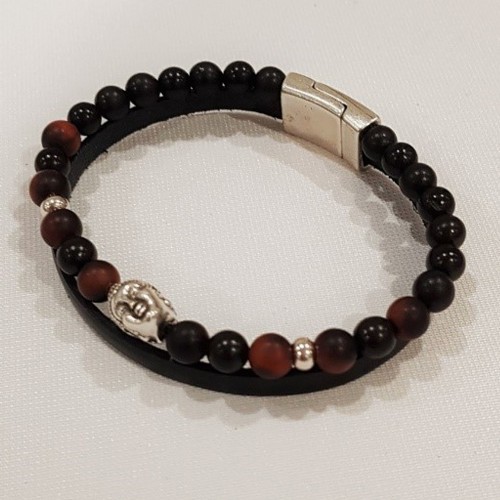 Le bracelet est porté avec de l’œil de Tigre rouge, et du bois de Santal foncé