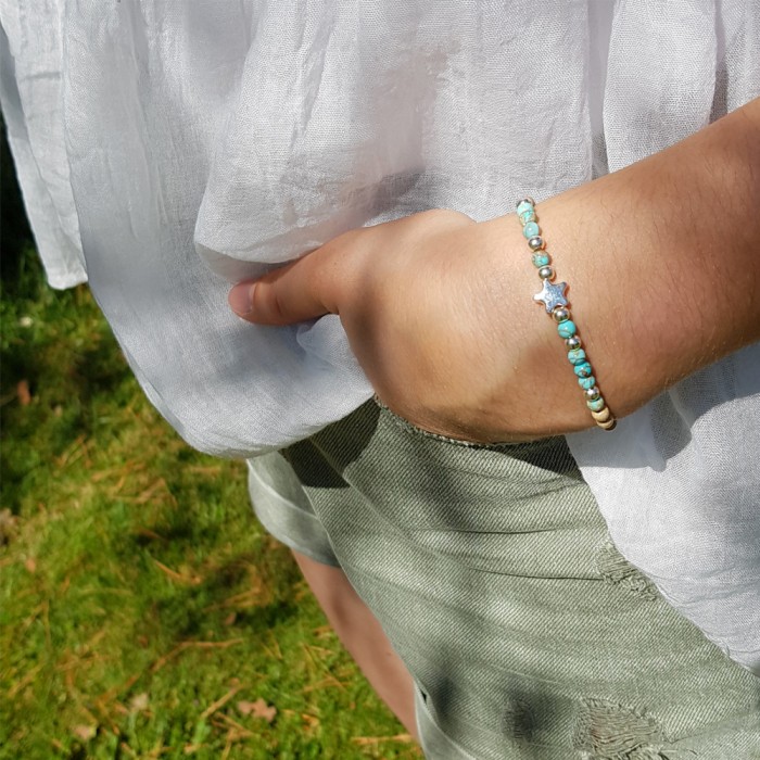 Le bracelet est porté avec de la Jaspe impression turquoise