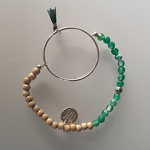 Le bracelet est porté avec de l’Agate rouge 2
