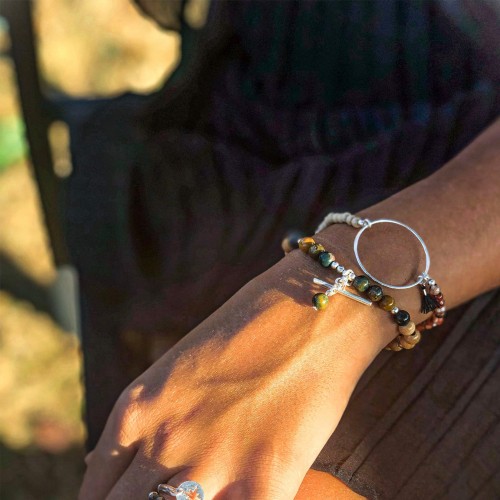 Le bracelet est porté avec de l’Agate rouge