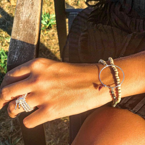 Le bracelet est porté avec de la Serpentine