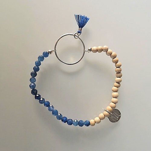 Le bracelet est porté avec de l’œil de Tigre 2