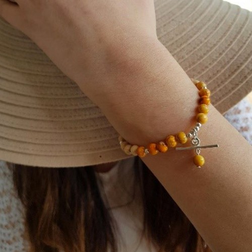 Le bracelet est porté avec de la Jaspe impression orange
