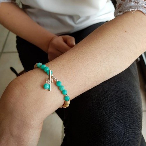 Le bracelet est porté avec de la Jaspe impression orange 2