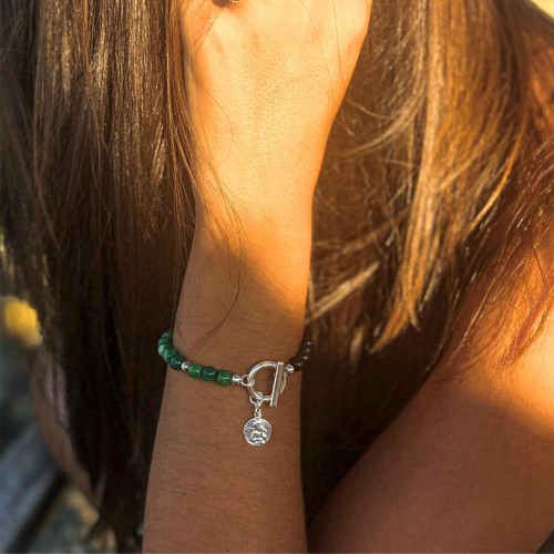 Le bracelet est porté avec de L’Agate vert veine