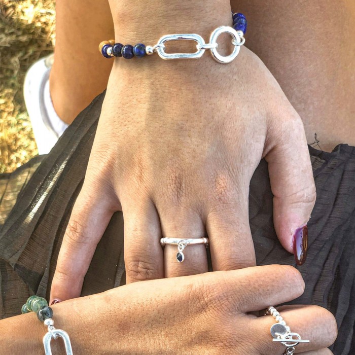 Le bracelet est porté avec du Lapis Lazuli