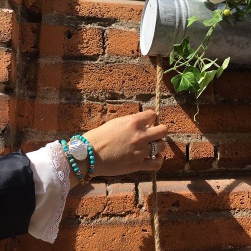 Le bracelet est porté avec de l’Agate mousse 2