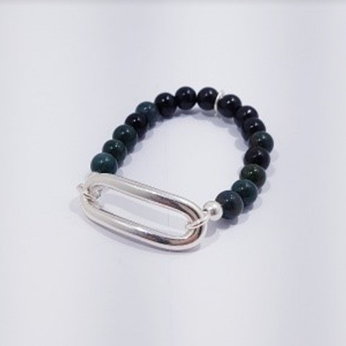 Le bracelet est porté avec de la jaspe Artic 2