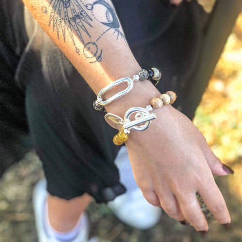 Le bracelet est porté avec de l’Agate Aqua marron