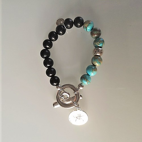 Le bracelet est porté avec de l’Agate Aqua marron 2
