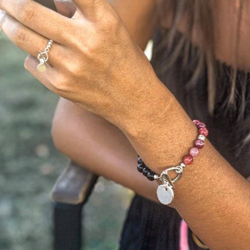 Le bracelet est porté avec de la Jaspe impression Turquoise 2
