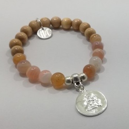 Le bracelet est porté avec de l’Agate rouge 2