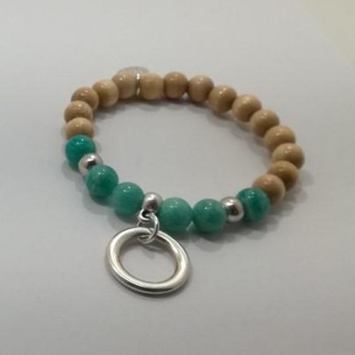 Le bracelet est porte avec de l’Agate rouge 2