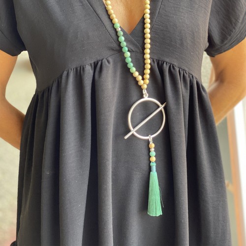 Le sautoir est porté avec de l’Amazonite vert bleu