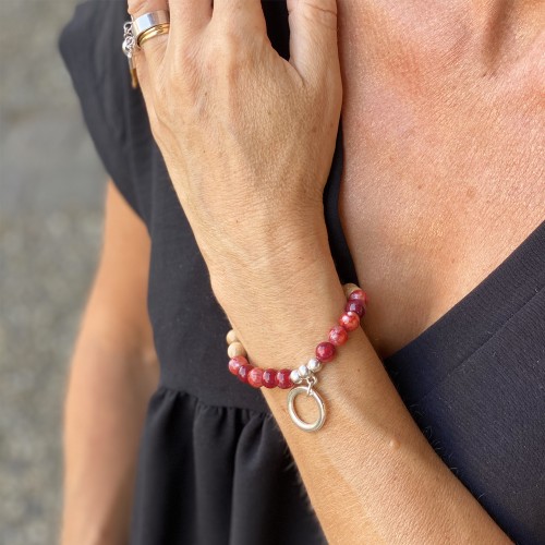Le bracelet est porté avec de l’Agate rouge