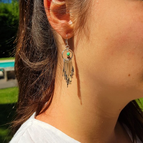 Les boucles sont portées avec de l’agate vert