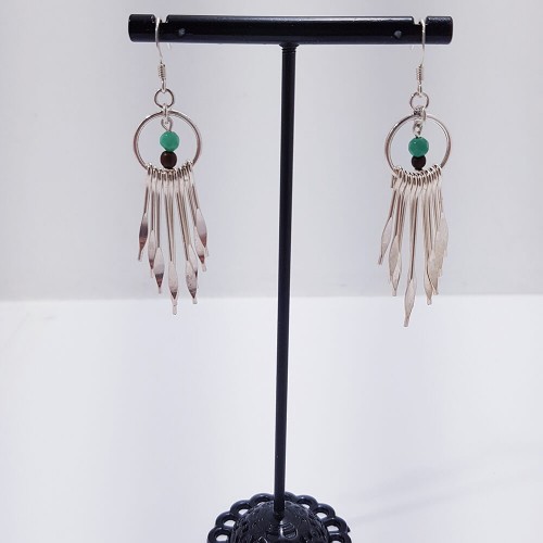 Les boucles sont portées avec de l’agate vert 2
