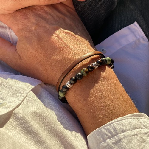 Le bracelet est porté avec de la Turquoise d’Afrique, de la Pierre de lave et du Santal foncé