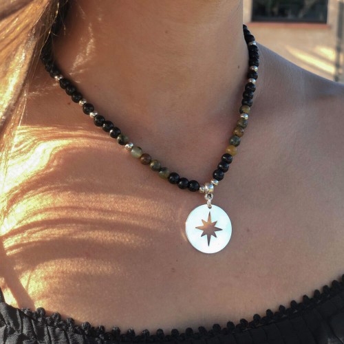 Le collier est porté avec de la Piétersite