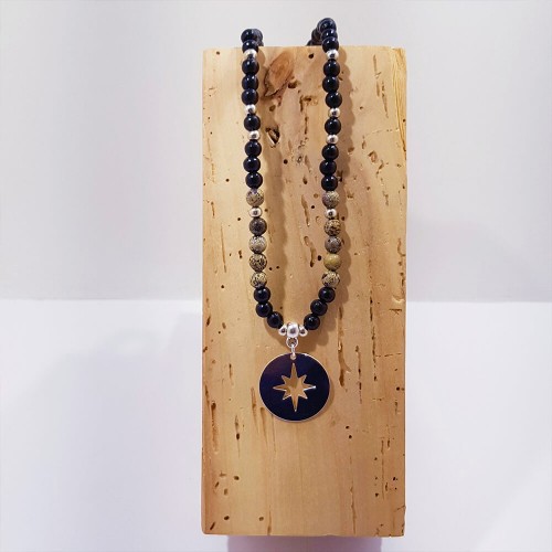 Le collier est porté avec de la Piétersite 2