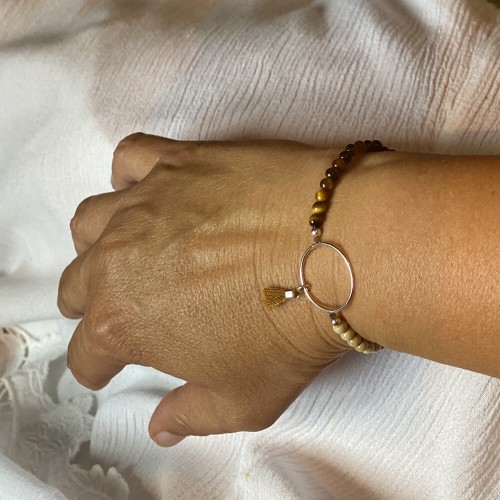 Le bracelet est porté avec de l’œil de Tigre