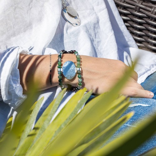 Le bracelet est porté avec de l’Agate mousse