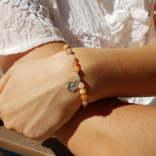 Le bracelet est porté avec de l’Agate du Botswana