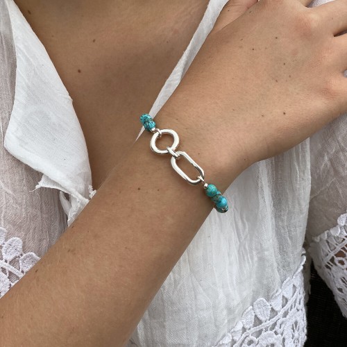 Le bracelet est porté avec du Lapis Lazuli 2