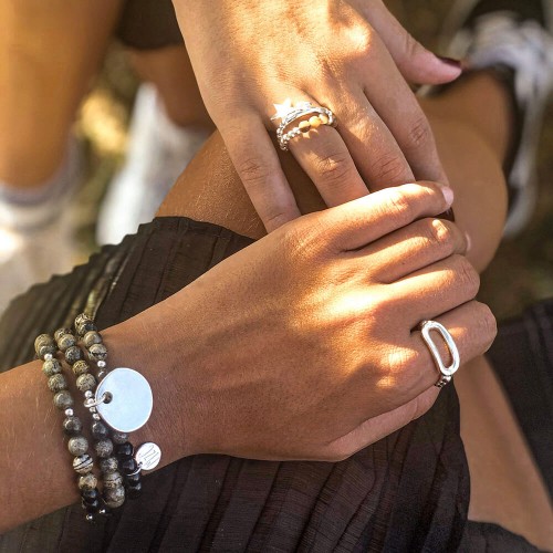 Le bracelet est porté avec de la Jaspe Artic