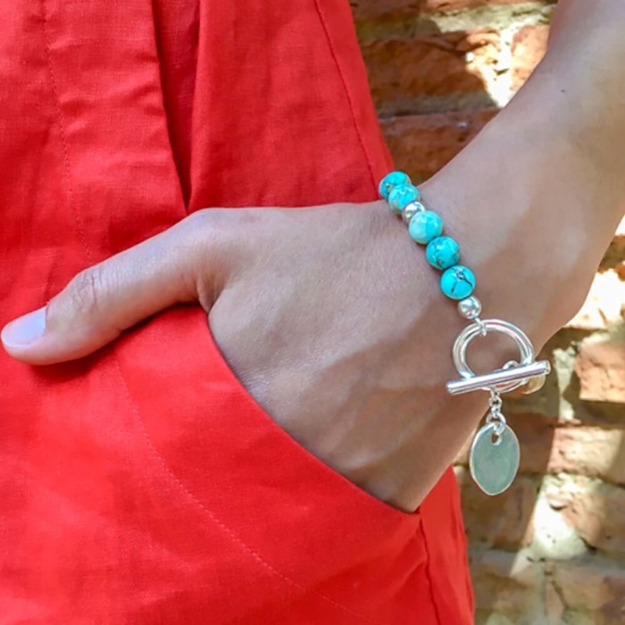 Le bracelet est porté avec de la Jaspe impression Turquoise