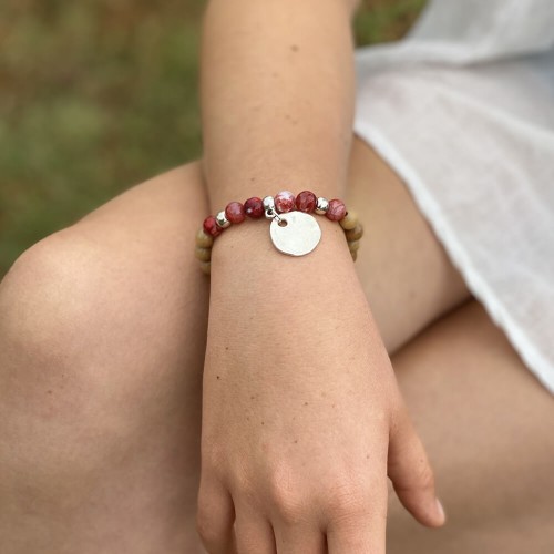 Le bracelet est porte avec de l’Agate rouge