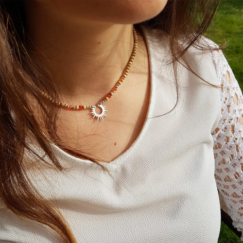 Le ras de cou est porté avec de l'agate rouge
