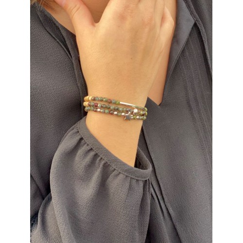 Le bracelet est porté avec de la Serpentine