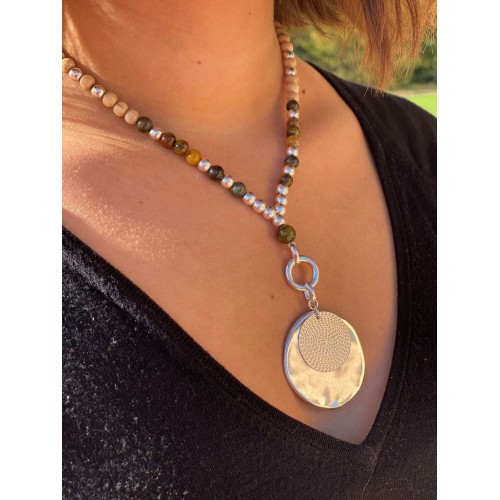 Le collier est porté avec de l'Agate rouge 2