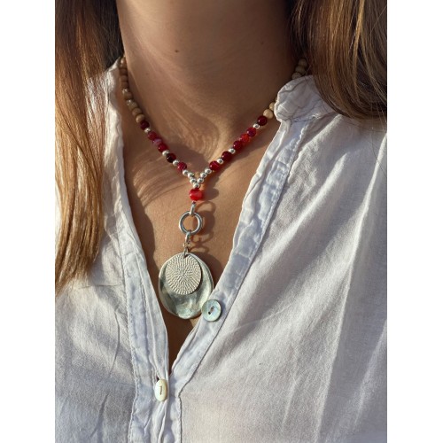 Le collier est porté avec de l'Agate rouge