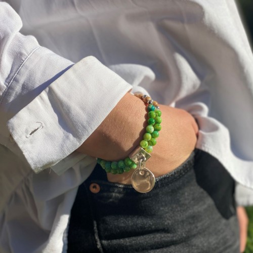 Le bracelet est porté avec de l'Agate vert