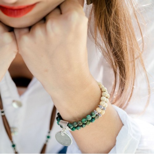 Le bracelet est porté avec de la Turquoise d'Afrique