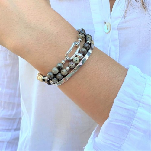 Le bracelet est porté avec de la Jaspe Artic