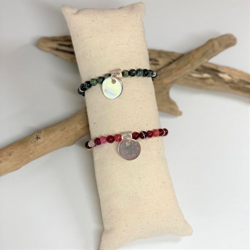 Le bracelet est porté avec de l'Agate rouge 2