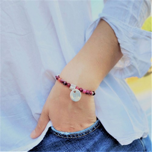 Le bracelet est porté avec de l'Agate rouge