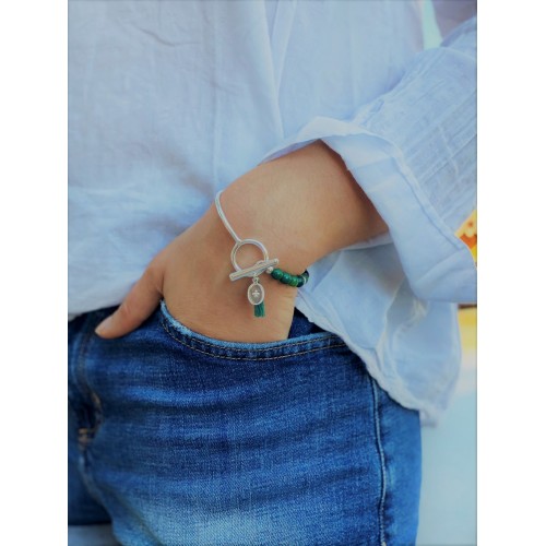 Le bracelet est porté avec de l'Agate vert