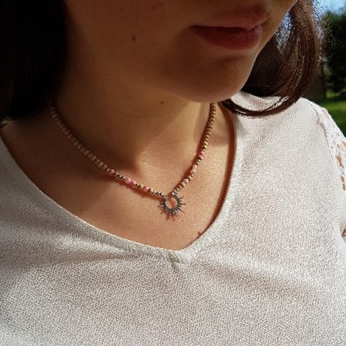 Le ras de cou est porté avec de l'agate rouge 2